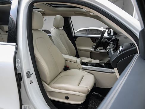 Used 2023 Mercedes-Benz GLB 250 w/ Premium Package image 41