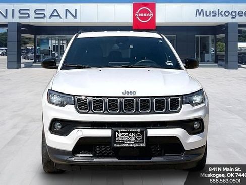 Used 2024 Jeep Compass Latitude AWD/4WD image 2