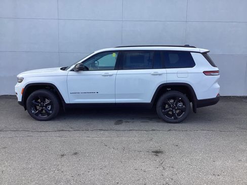 New 2025 Jeep Grand Cherokee L Laredo image 3
