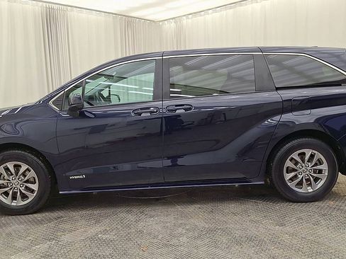 Used 2021 Toyota Sienna LE image 8