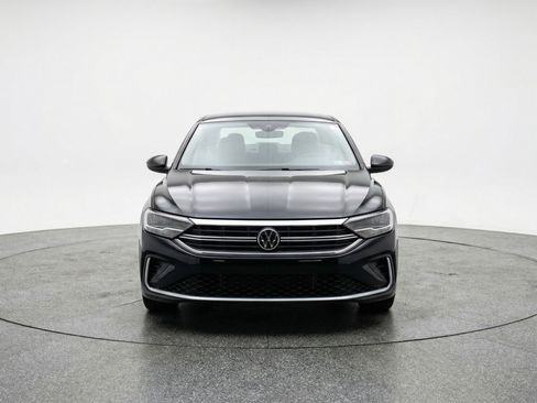 Used 2025 Volkswagen Jetta SE image 2