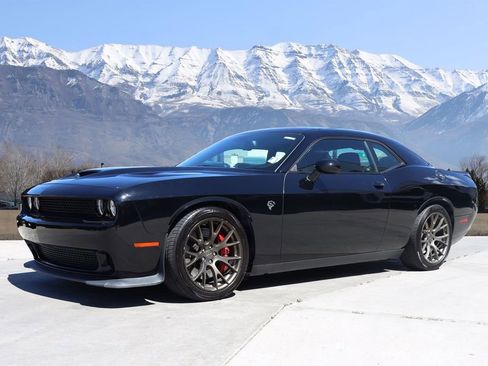 Used 2015 Dodge Challenger SRT Hellcat RWD image 2