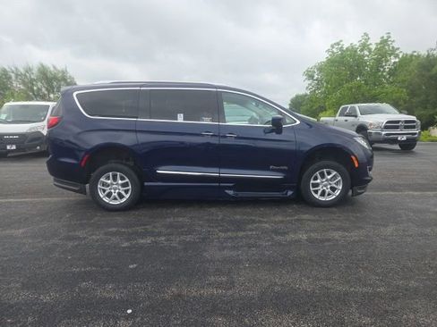 Used 2020 Chrysler Pacifica Touring-L FWD image 7
