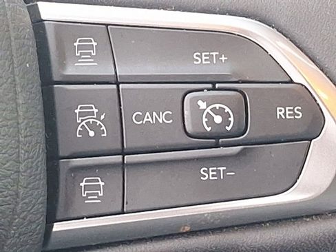 Used 2023 Jeep Compass Limited image 33