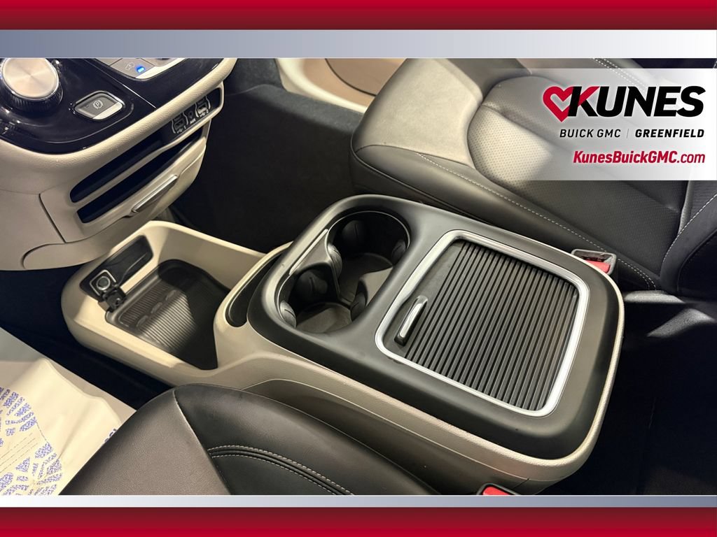 Used 2024 Chrysler Pacifica Touring-L FWD image 30