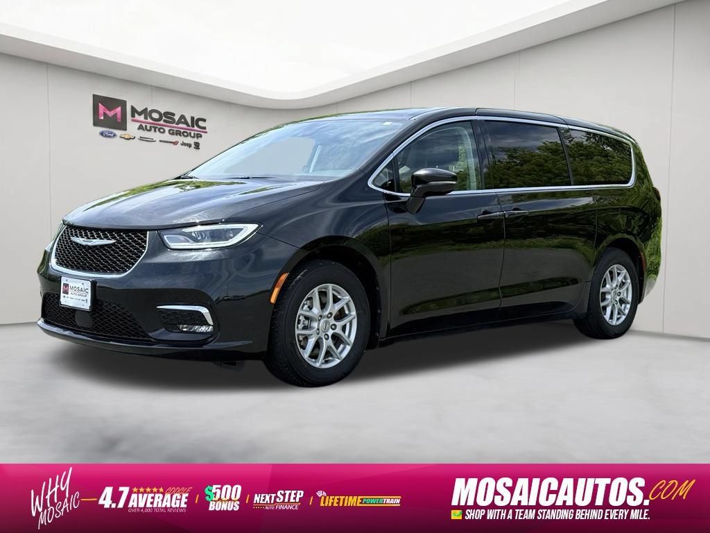 Used 2024 Chrysler Pacifica Touring-L FWD image 3