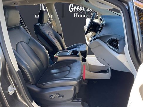 Used 2019 Chrysler Pacifica Limited image 15