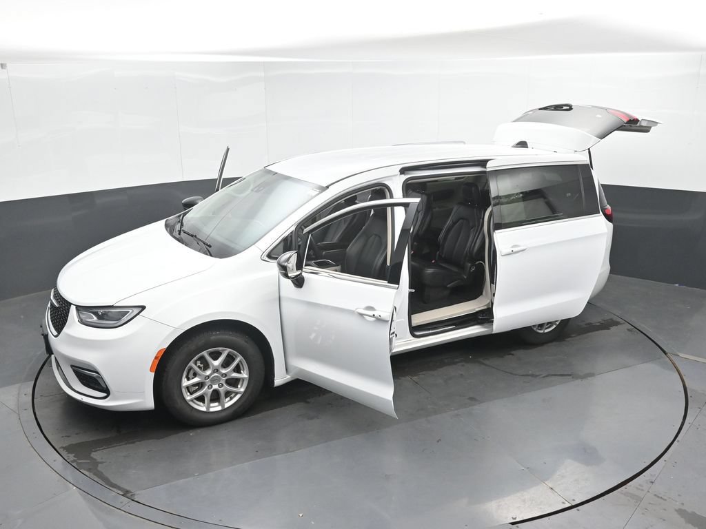 Used 2024 Chrysler Pacifica Touring-L FWD image 51