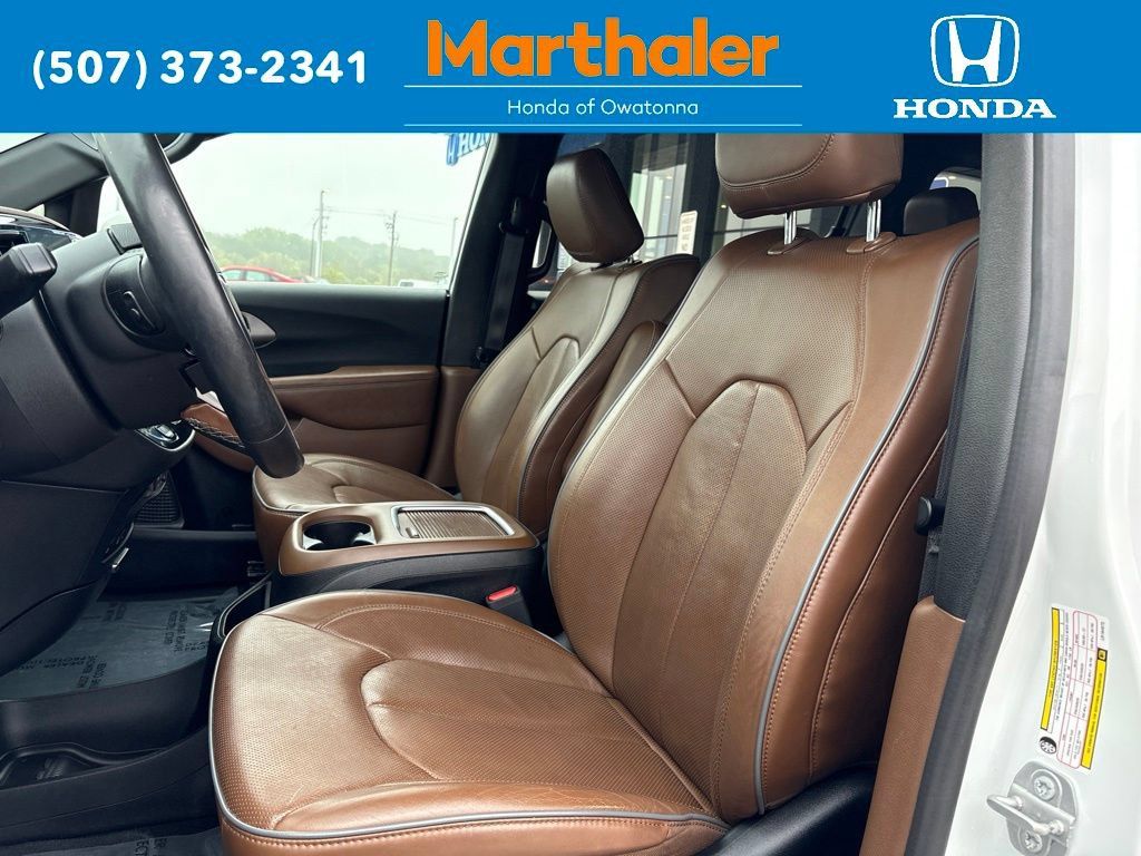 Used 2020 Chrysler Pacifica Limited w/ Tire & Wheel Group FWD image 10