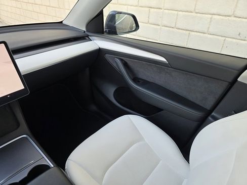 Used 2023 Tesla Model Y 2WD image 21