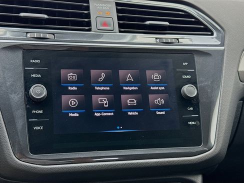 Used 2022 Volkswagen Tiguan SE R-Line FWD image 9