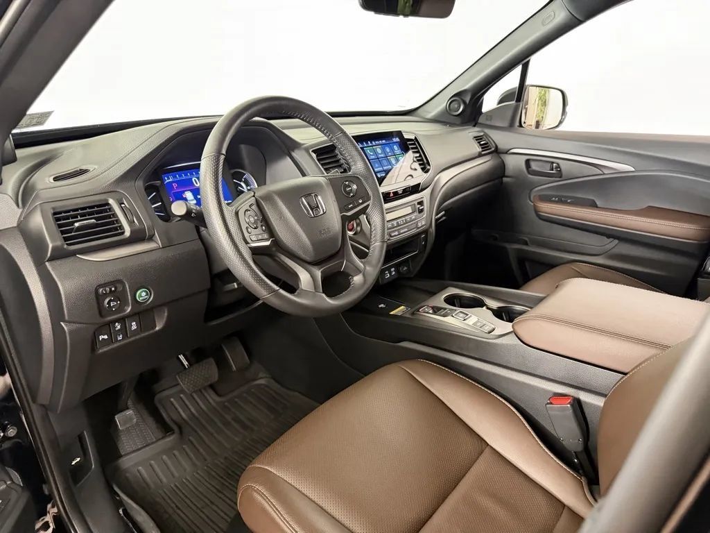 Used 2025 Honda Passport EX-L image 11