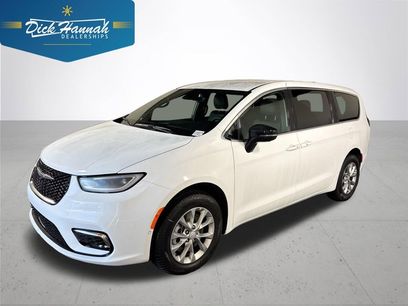 New 2026 Chrysler Pacifica Select