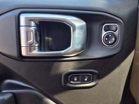 Used 2025 Jeep Wrangler Unlimited Sport AWD/4WD image 16