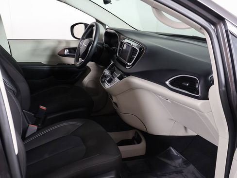Used 2023 Chrysler Voyager LX FWD image 21