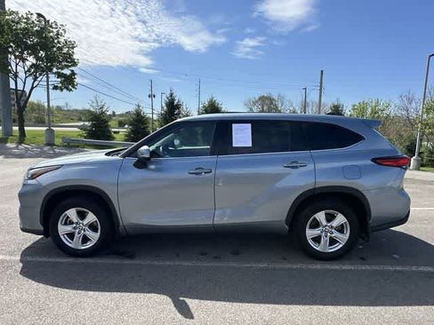 Used 2022 Toyota Highlander LE image 2
