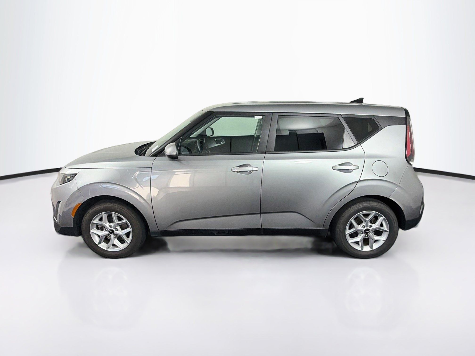Used 2025 Kia Soul LX w/ LX Technology Package FWD image 4