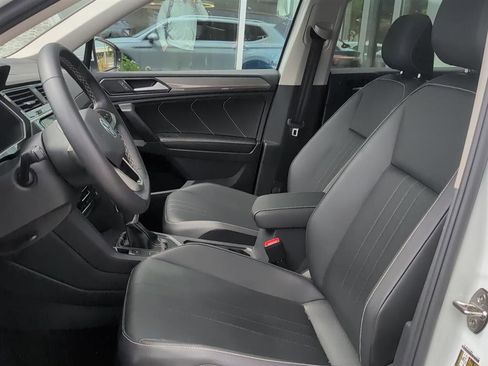 Used 2023 Volkswagen Tiguan SE w/ Panoramic Sunroof Package image 11