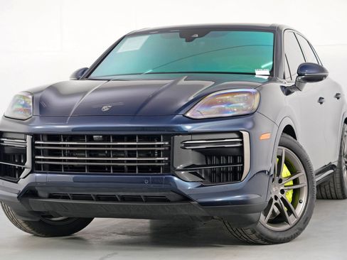 Used 2025 Porsche Cayenne Turbo image 3