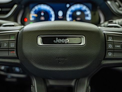Used 2023 Jeep Grand Cherokee Altitude RWD image 22