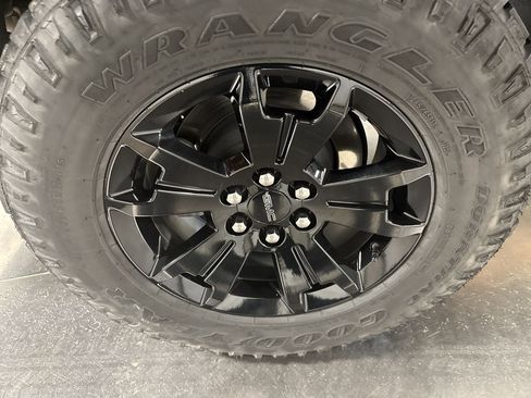 Used 2022 GMC Canyon AT4 image 13