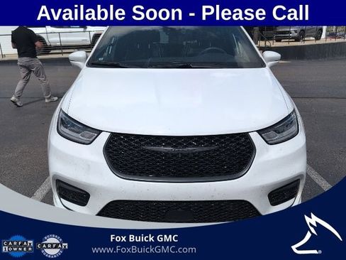 Used 2022 Chrysler Pacifica Limited w/ Uconnect Theater Family Group FWD image 2