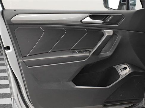 Used 2022 Volkswagen Tiguan SE image 22