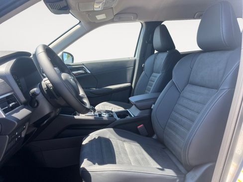 New 2025 Mitsubishi Outlander SE image 9