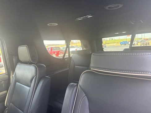 Used 2023 Chevrolet Suburban Premier image 6