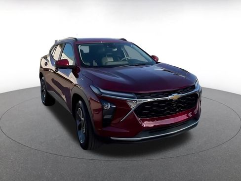 Used 2025 Chevrolet Trax LT image 3