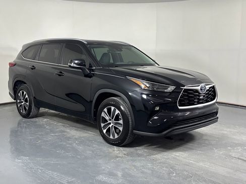 Used 2023 Toyota Highlander XLE FWD image 3