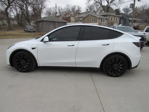 Used 2022 Tesla Model Y Performance image 2