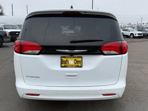 Used 2023 Chrysler Voyager LX image 5