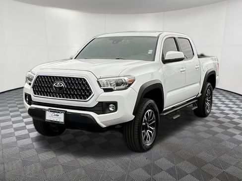 Used 2018 Toyota Tacoma TRD Off-Road image 3