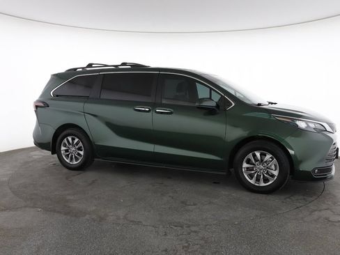 Used 2025 Toyota Sienna XLE FWD image 15