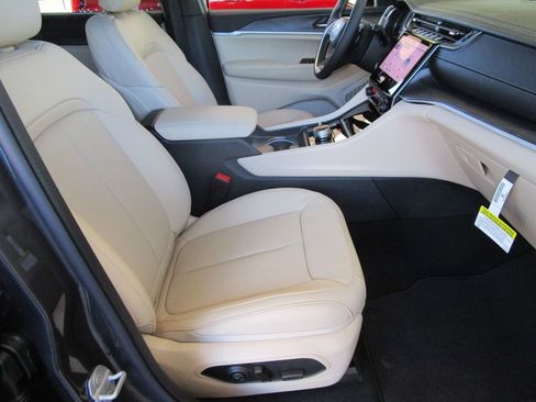 New 2025 Jeep Grand Cherokee L Limited w/ Luxury Tech Group II image 22