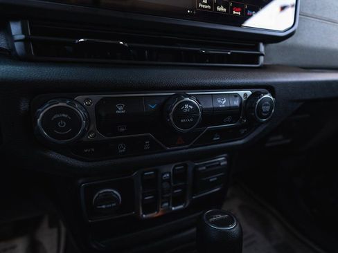 Used 2024 Jeep Gladiator Sport AWD/4WD image 18