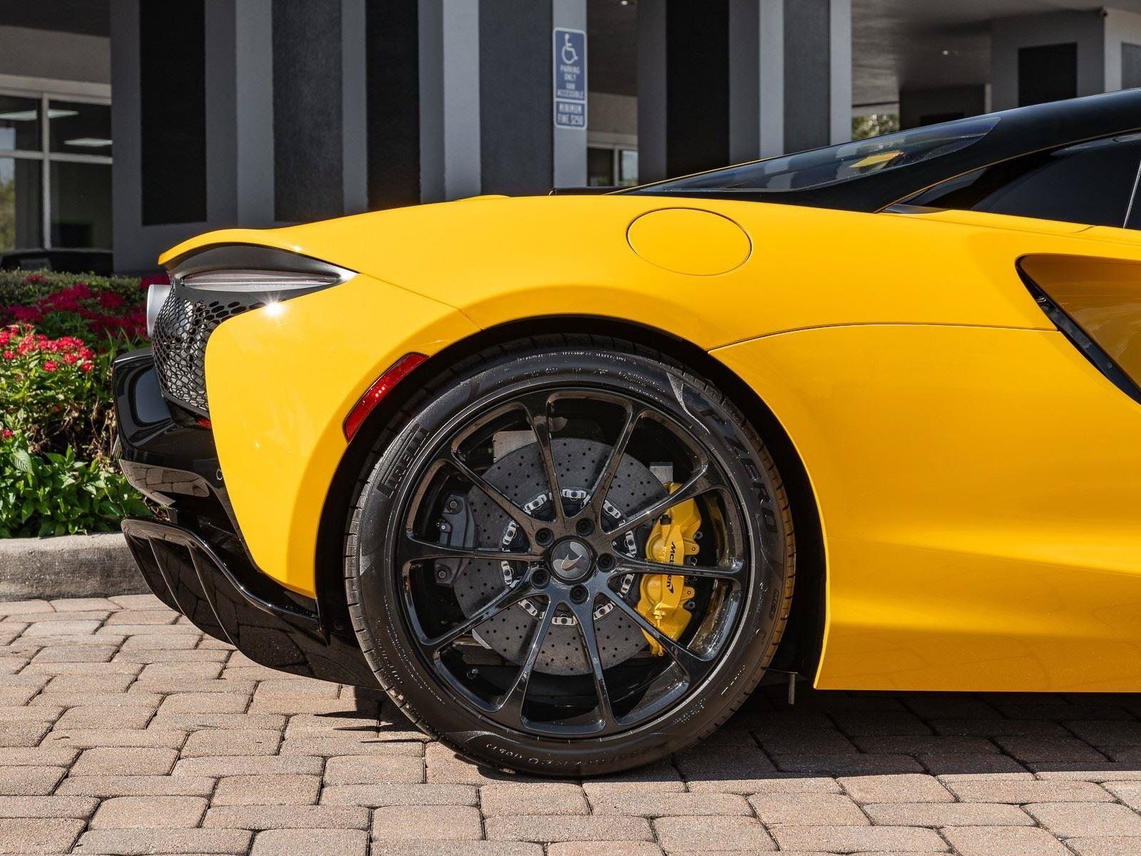 Used 2025 McLaren Artura Spider RWD image 9