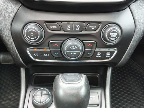 Used 2019 Jeep Cherokee Trailhawk w/ Comfort & Convenience Group AWD/4WD image 7