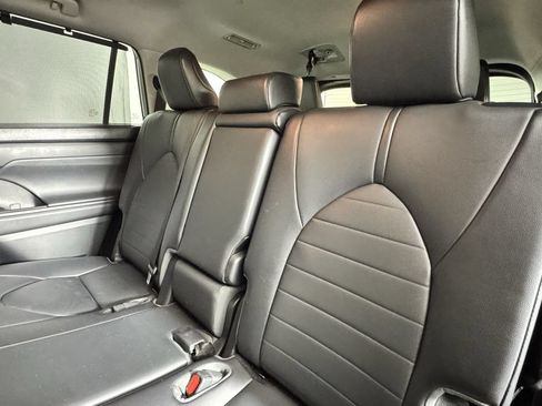 Used 2021 Toyota Highlander XLE FWD image 29