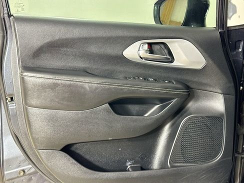 Certified 2020 Chrysler Pacifica Touring w/ S Appearance Package image 9