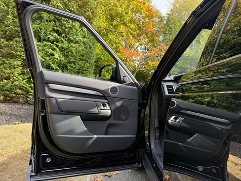 New 2025 Land Rover Discovery Dynamic SE image 4