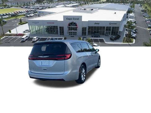 Used 2023 Chrysler Pacifica Touring-L image 25