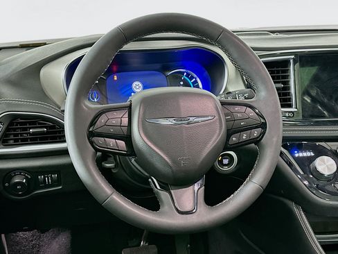Used 2022 Chrysler Pacifica Limited w/ Uconnect Theater Family Group FWD image 18