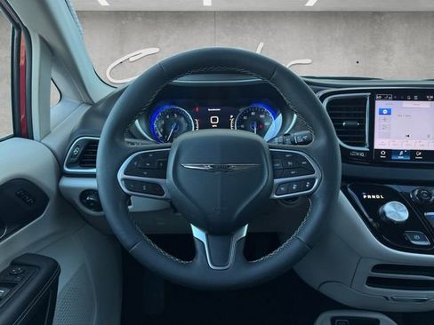 Used 2024 Chrysler Pacifica Touring-L image 21