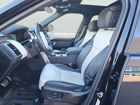 Certified 2023 Land Rover Discovery Metropolitan Edition image 12