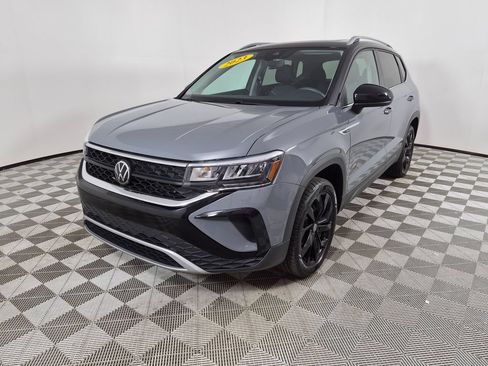 Used 2023 Volkswagen Taos SE w/ Panoramic Sunroof Package FWD image 7