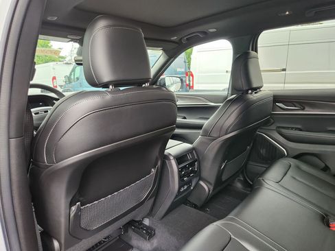 New 2025 Jeep Grand Cherokee Limited w/ Black Appearance Package image 17