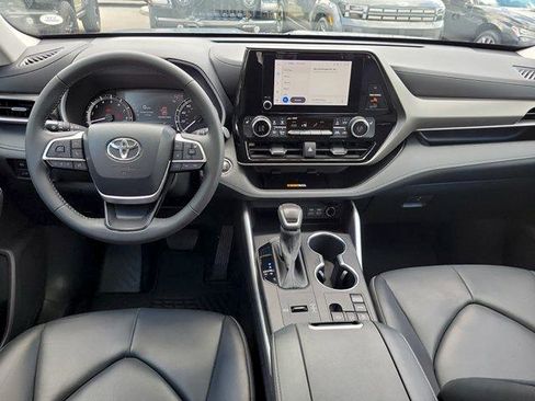 Used 2023 Toyota Highlander XLE FWD image 16