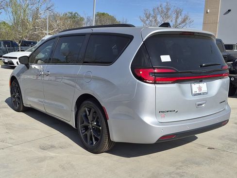 New 2026 Chrysler Pacifica Limited w/ S Appearance Package FWD image 2